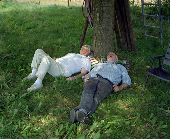 margret und walter geniessen den schatten unter einem baum · margret and walter enjoy the shade under a tree.